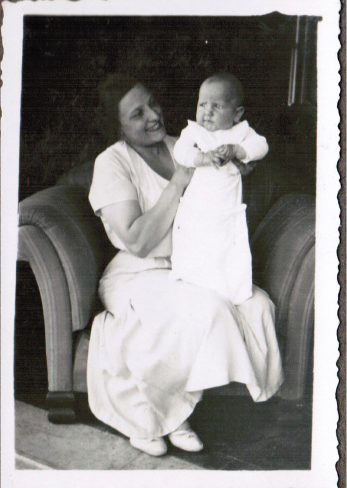 1933 – Enrico Crispolti con la mamma Carolina Raineri a Grottaferrata
